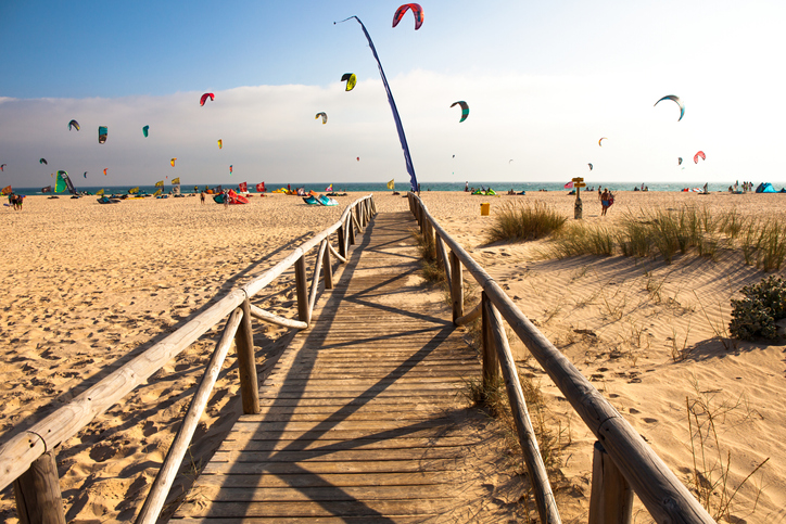 Playa de Tarifa. Playa de kitesurf en el sur de España. 