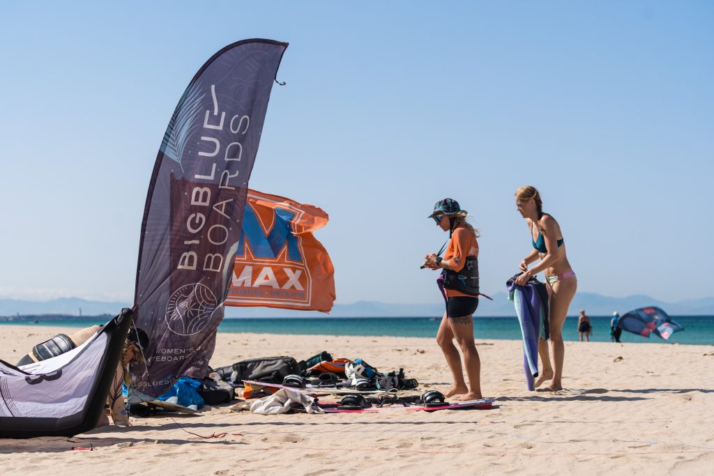 kite camp, monitora y banderas