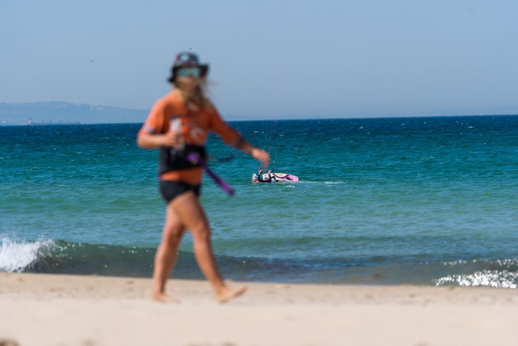 kite camp tarifa; monitora caminando