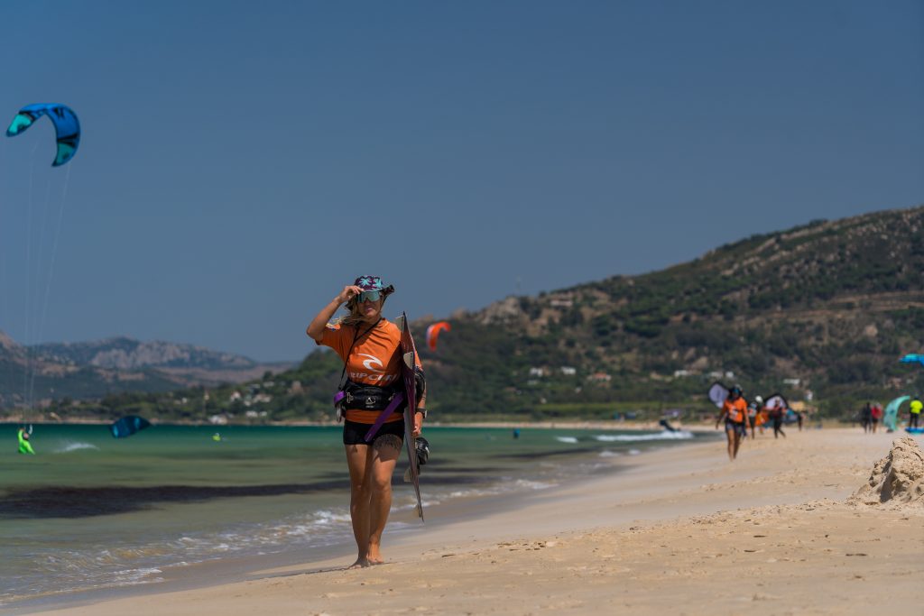 Kite camp: Kite teacher walking in Tarifa